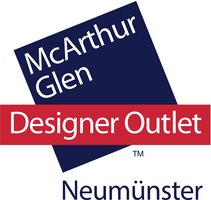 Oben links ist ein schräg stehendes, blaues Quadrat mit weißer Schrift "McArthurGlen", darübergelegt en rotes Rechteck mit "Designer Outlet", darunter steht in blau Neumünster