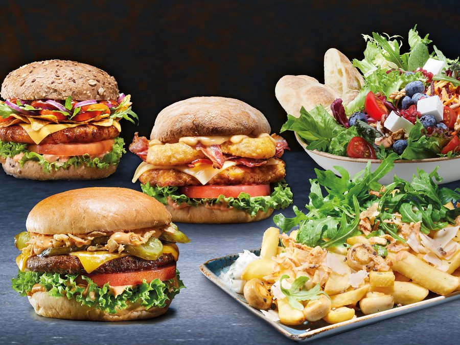 Auf dem Bild links sind 3 Burger, rechts oben davon ein Salat in einer Schale, darunter ein Teller mit Pommes