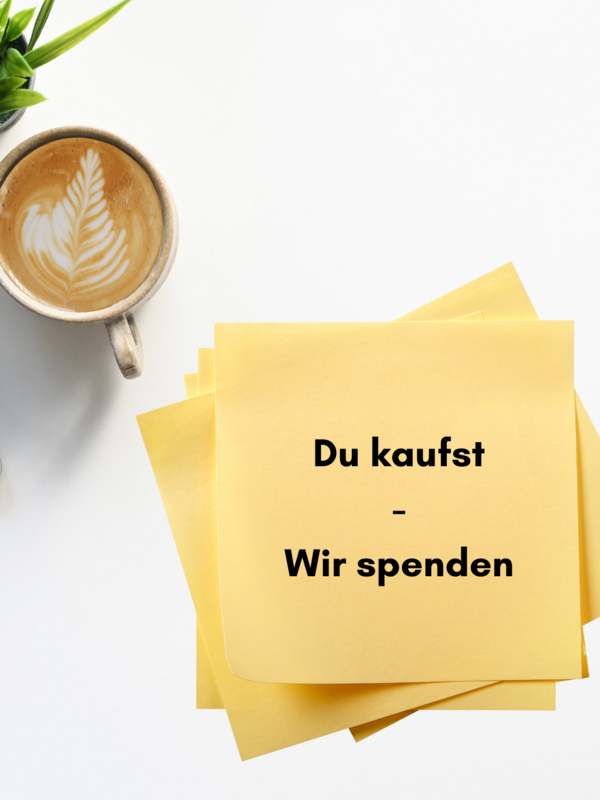 Auf einem weißen Tisch liegen ein Laptop, ein Block, ein Stift, Post Its, ein Kaffee und eine Pflanze. 