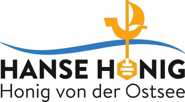 Das Logo von Hanse Honig enthält den Schriftzug des Namens in Schwarz und in der oberen Hälfte einen blauen, geschwungenen Strich, sowie ein gelbes Boot mit Segel.