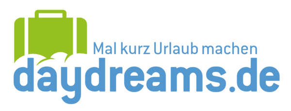 Das Logo von Daydreams zeigt den Schriftzug in einem Blau Ton und hat auf der rechten Seite eine Abbildung eines grünen Koffers. 