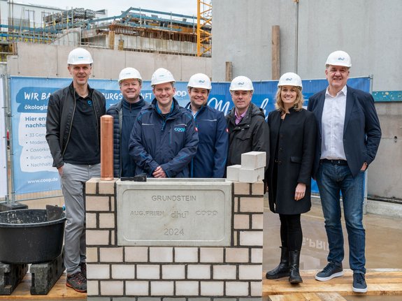 Von links nach rechts: Norman Boje (coop), Gregor Bunde (coop), Jan Philipp Müller (coop), Jan-Philipp Sterly (dhu), Frank Seeger (dhu), Lisa Winter (dhu) und Torsten Götsch (dhu) stehen hinter dem gemeinsamen Grundstein.