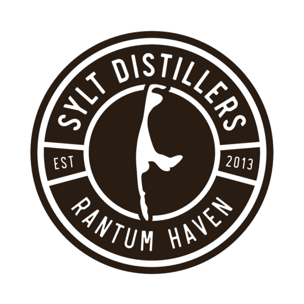 Das runde Logo von Sylt Distillers enthält einen weißen Schriftzug und eine Abbildung der Insel Sylt in weiß. 