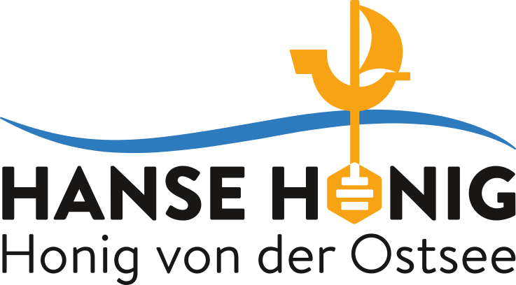 Das Logo von Hanse Honig enthält den Schriftzug des Namens in Schwarz und in der oberen Hälfte einen blauen, geschwungenen Strich, sowie ein gelbes Boot mit Segel.